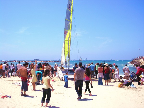 Israelis flock -Tel Aviv-Naval Sail-Yom Ha'atzmaut