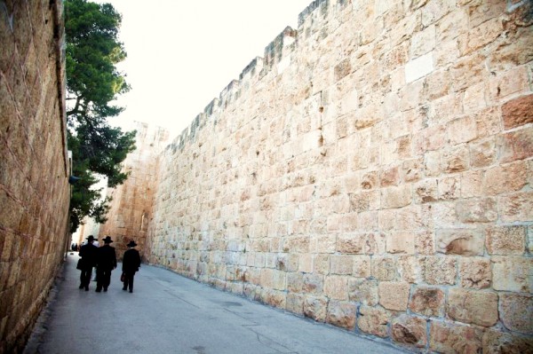 walking-between-walls-Jerusalem