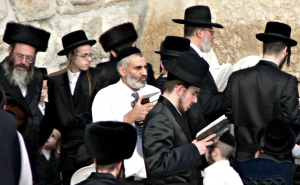 Western-wall-prayer-Hasidic-ultra Orthodox