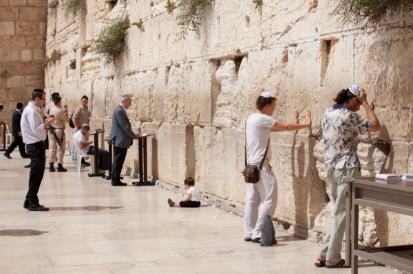 toddler-Jewish-pray-wall-temple