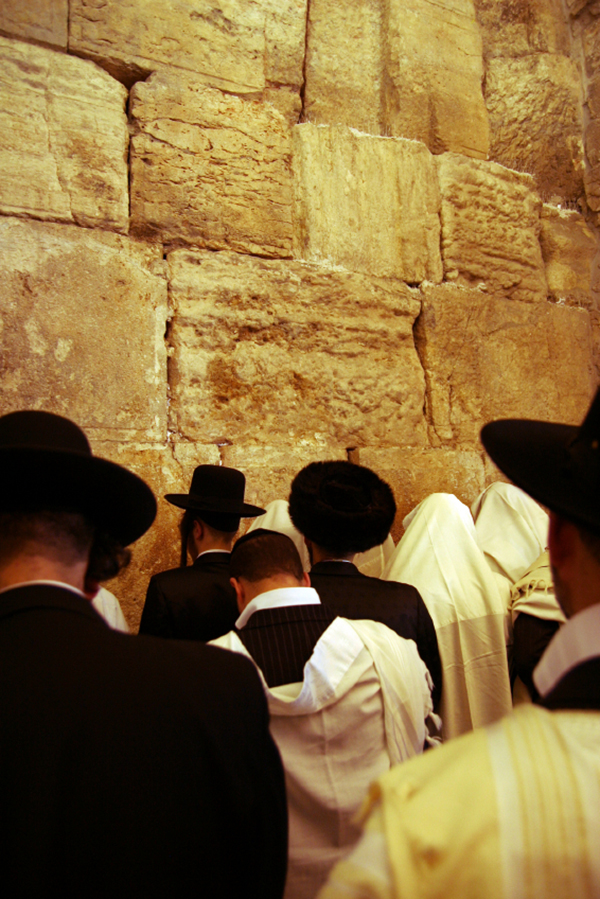 Jewish-Men-Praying-Western-Wall