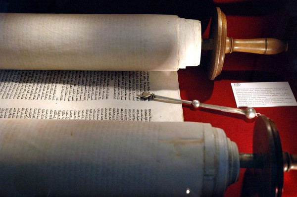 Torah-scroll-yad