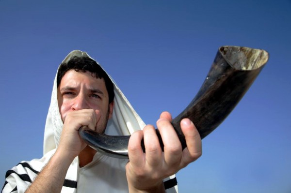 Man-Blowing-Shofar-Tallit