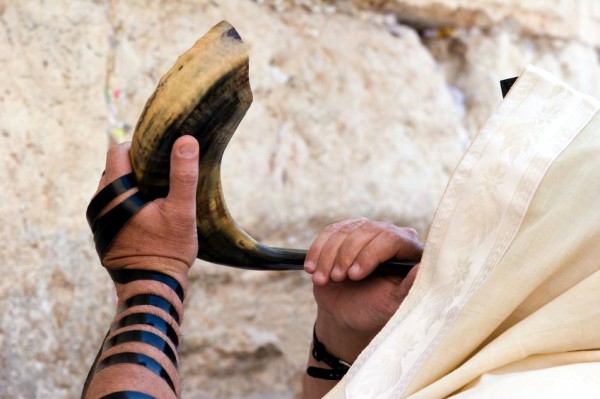 Jewish man-sounded-shofar-tefillin