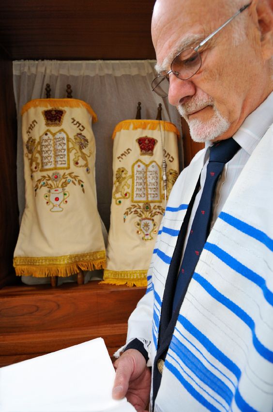 Rabbi-Torah-scrolls-ark-ornate-mantle