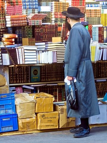 Jerusalem-books-Orthodox-man