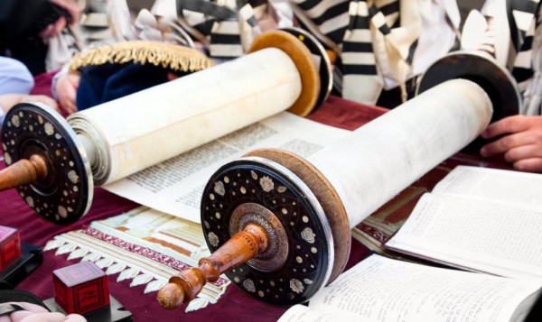 Torah scroll-Kotel-Bereshit-Shemot-Vayikra-Bamidbar-Devarim