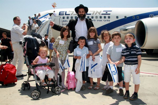 Jewish Father-Israeli flag-Aliyah-immigrating to Israel-olim