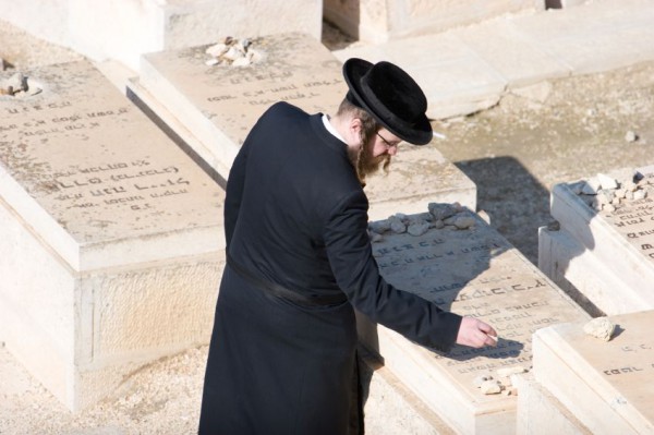 Jerusalem-cemetery-ultra Orthodox man