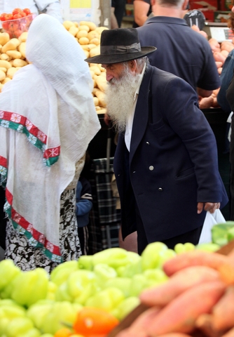 Chasidic-Jewsh-man-market-Jerusalem-Israel