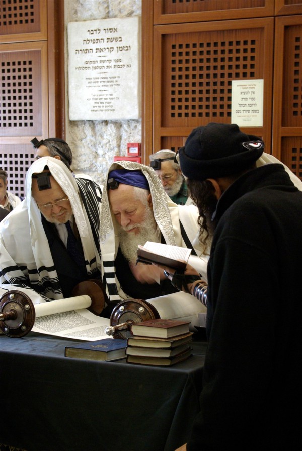 Jerusalem-Western Wall-reading-Torah scroll