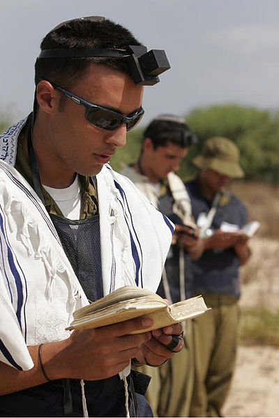 Shacharit-Israeli soldier-morning prayer-tefillin