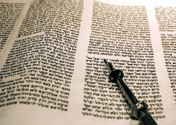 Leviticus_Torah_scroll_yad