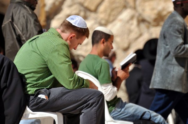 young-men-praying-Kotel