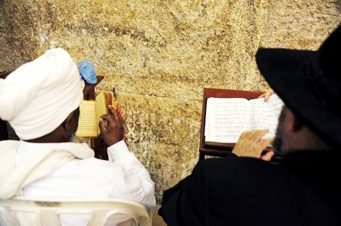 multi-cultural-Western-Wall-prayer