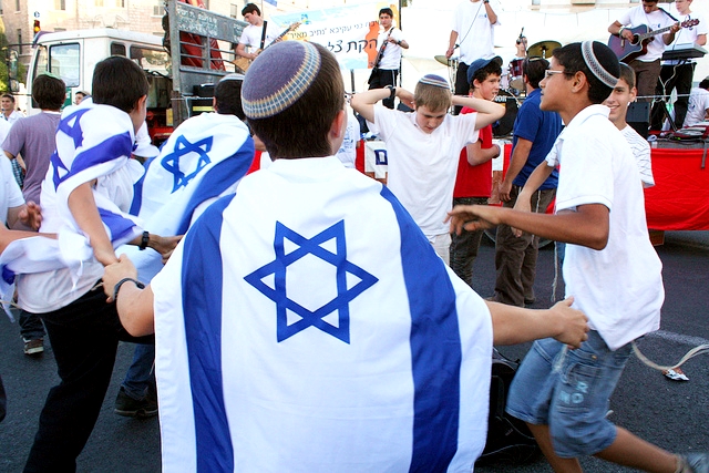 dancing-Yom-Yerushalayim-Jerusalem