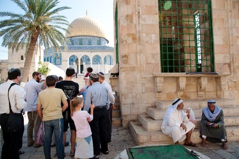 Temple-Mount-tourists