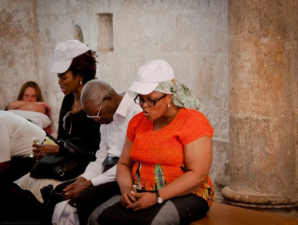 People_praying_at_the_Cenacle