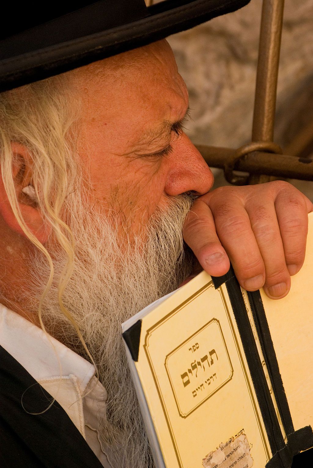 Western_Wall_Telihim_Jerusalem_Orthodox_Man_Prays