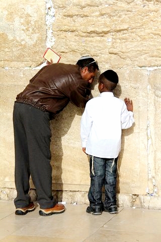 Father-Son-pray-kotel-wailing-wall