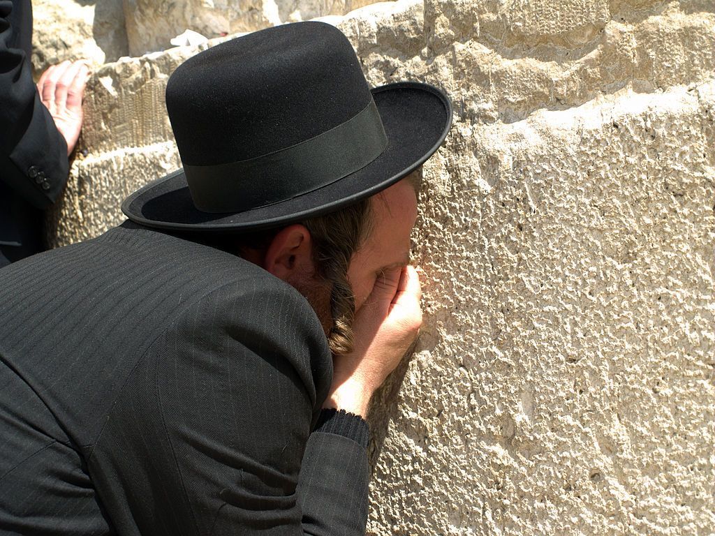 Orthodox_Man_praying_at_the_Western_Wall