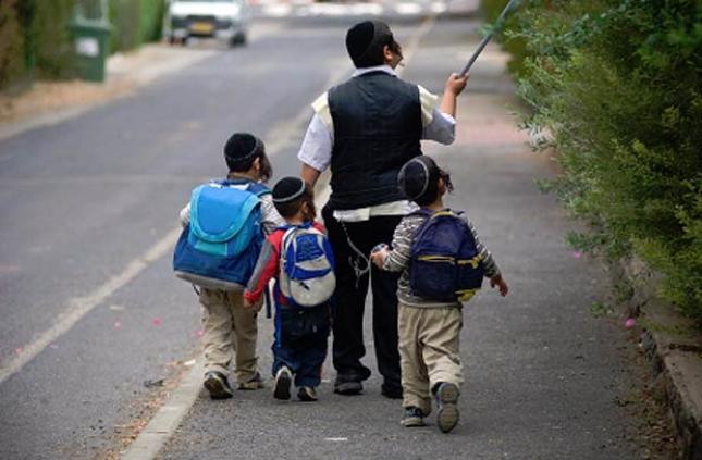 school children-kippah-payot-tzitzit