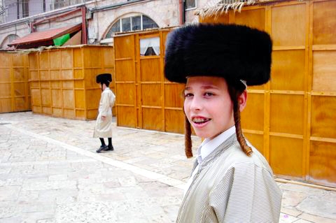 Chasidic-Boy-Mea-Shearim-Sukkot