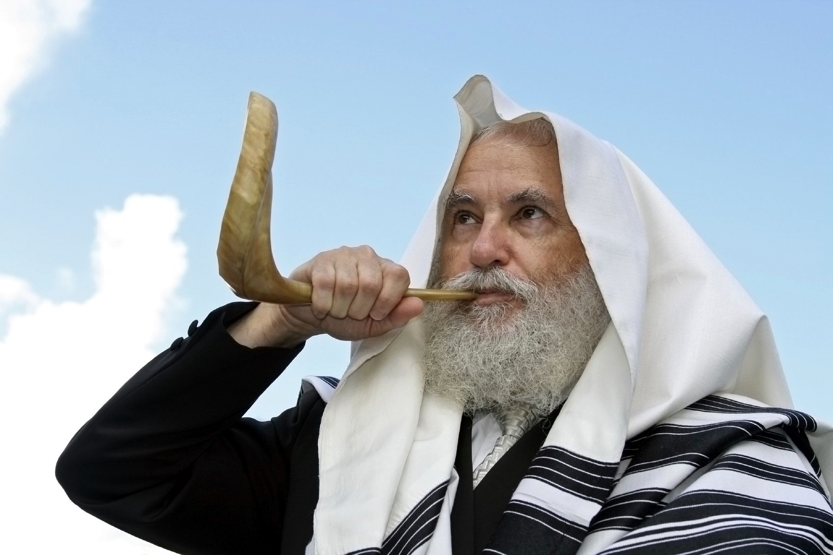 Rabbi-shofar-Yom Kippur-Day of Atonement-tallit