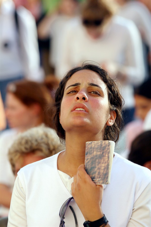 Girl-Praying-Kotel