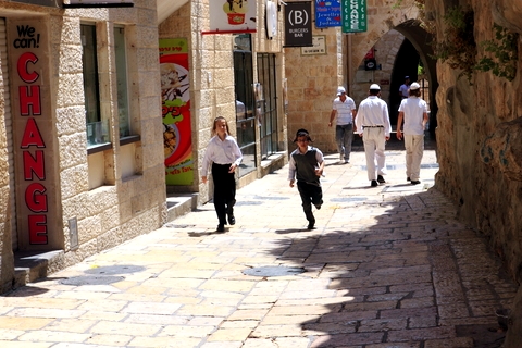 Jewish-Jerusalem-narrow streets-pedestrian