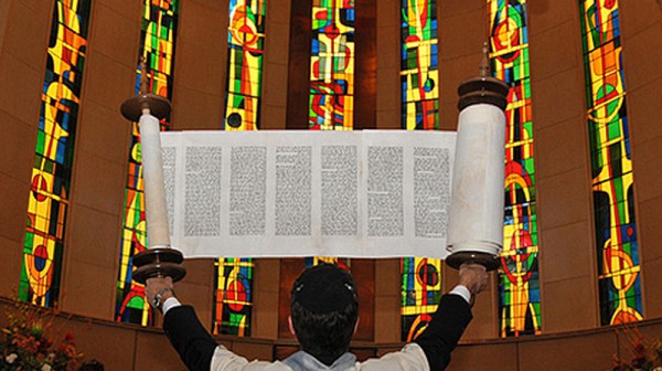 Synagogue-Torah-lifted