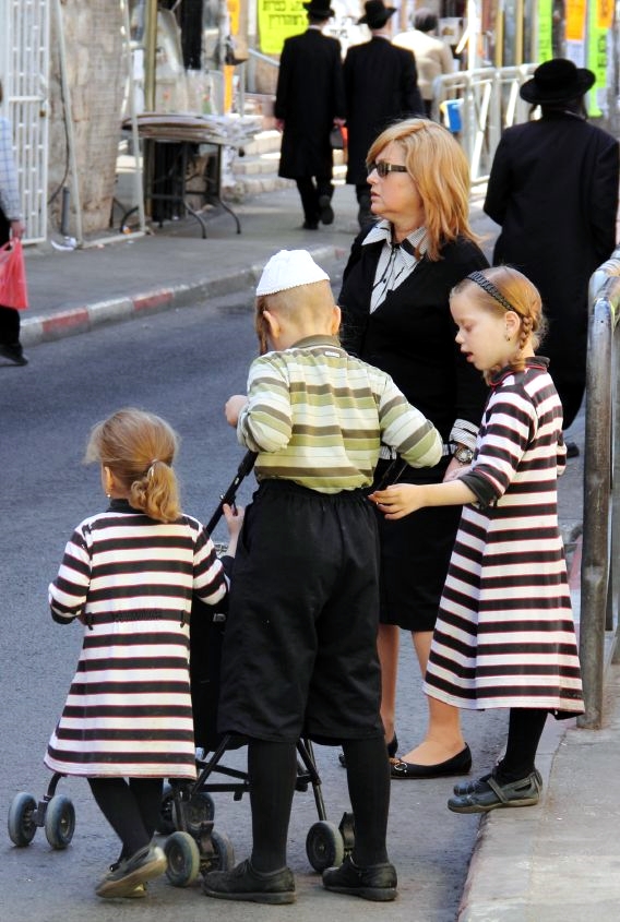 Jerusalem-Orthodox mother-children-Mea Shearim