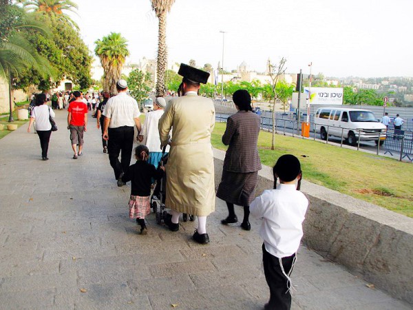 Orthodox-family-Shabbat