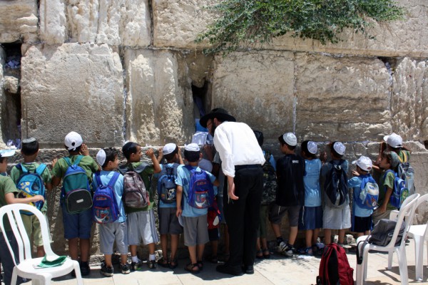 Kids-Pray-Western Wall-Kotel