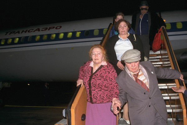 Soviet olim-Israeli soil-Ben-Gurion Airport-Aliyah