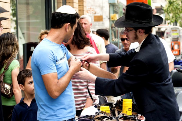 tefillin-morning prayer-Rabbi-passerby