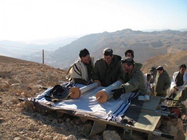 IDF-soldiers-read-Torah-field