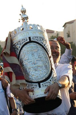 Israeli man-carries-Torah-decorated wood-silver case-tik