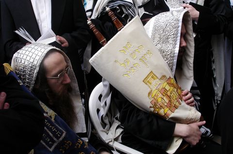 Orthodox men-Torah-scrolls