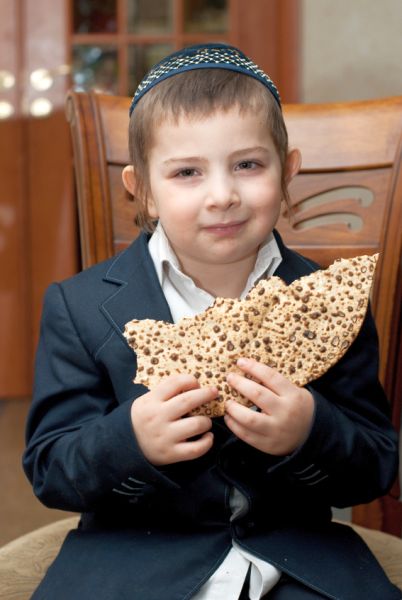 Boy-eats-shmura matzah-Passover