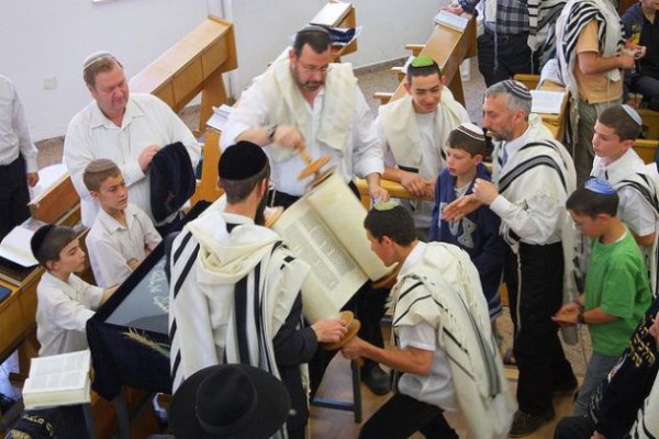 Torah-Scroll-Congregation