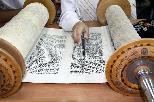 Sefer-Torah-scroll-parchment-yad