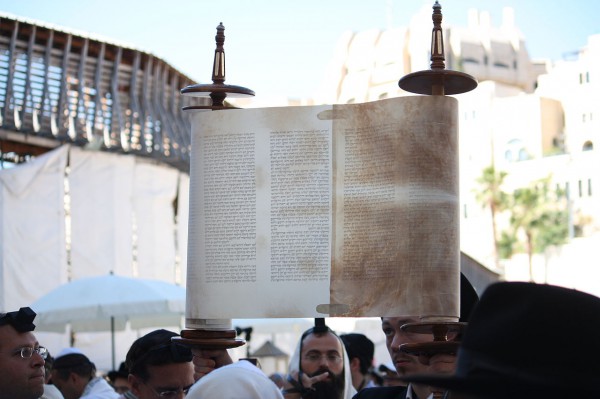 Sefer-Torah-Hagbah