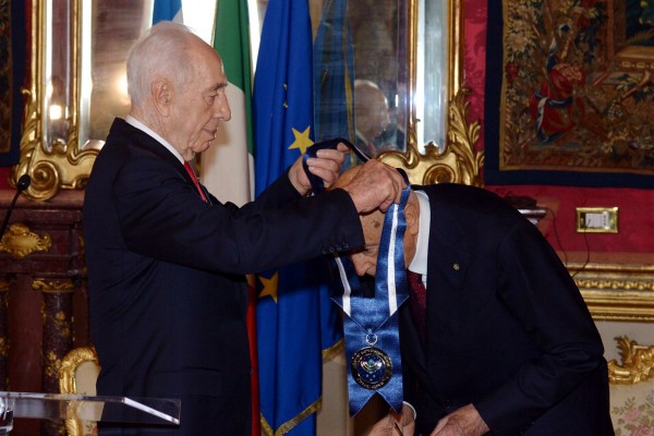 Israeli President Shimon Peres confers upon President Giorgio Napolitano Israel's Presidential Medal of Distinction for his support of Israel. Israeli President Shimon Peres confers upon President Giorgio Napolitano Israel's Presidential Medal of Distinction