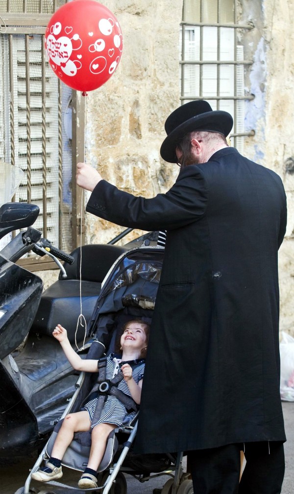 Mea-Shearim-father-daughter-baloon