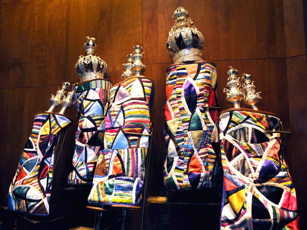 Sefer-Torah-mantel-keterim-rimonim