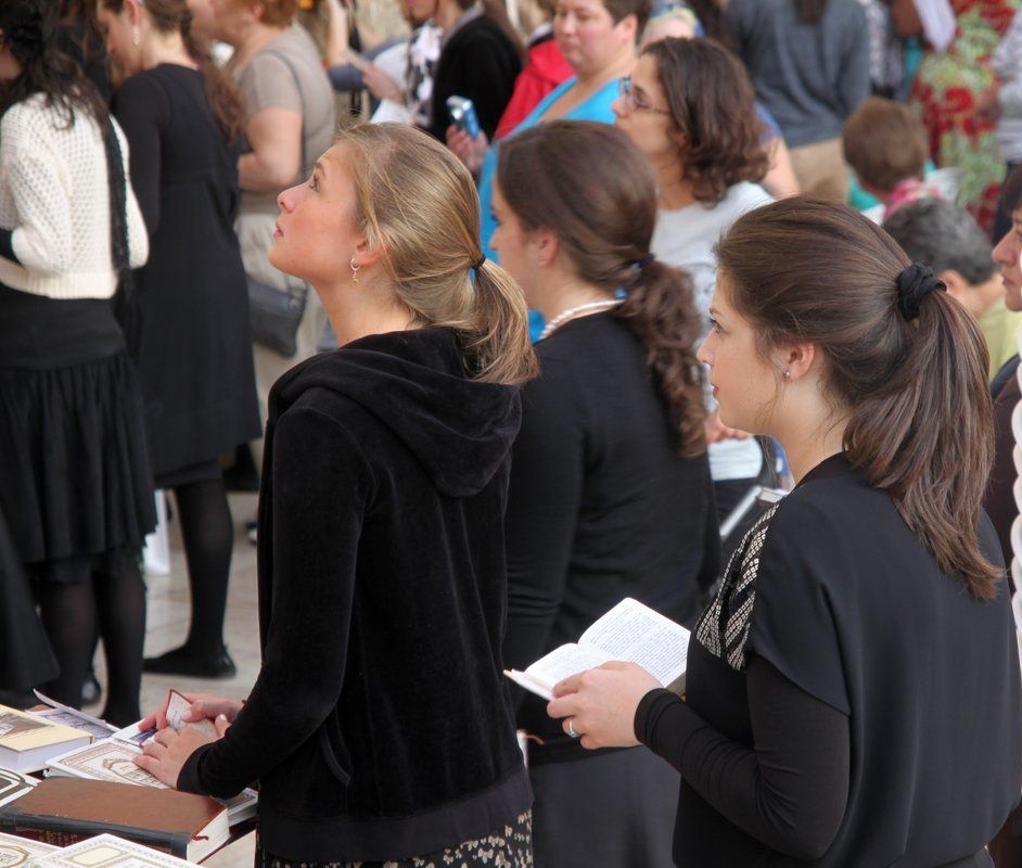 Jewish Girls-pray-western wailing wall-Jerusalem