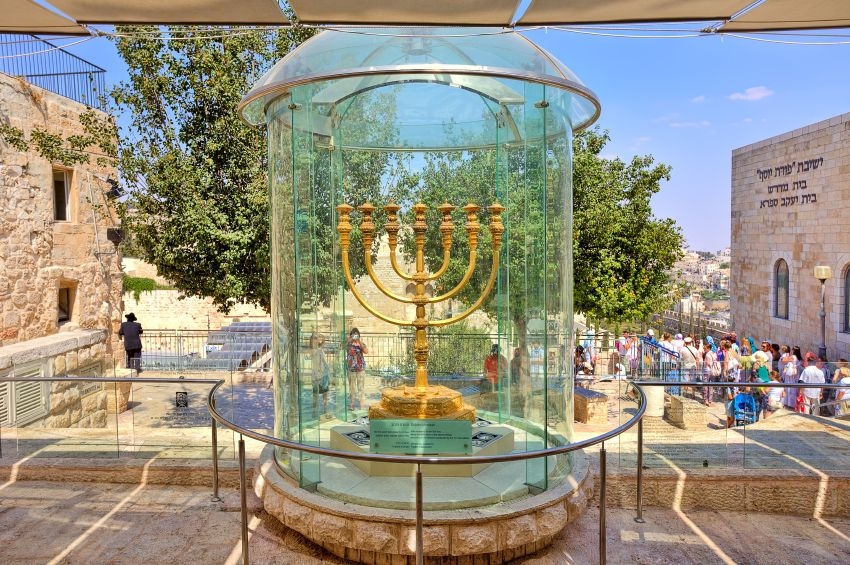 Gold-Menorah-Third-Temple