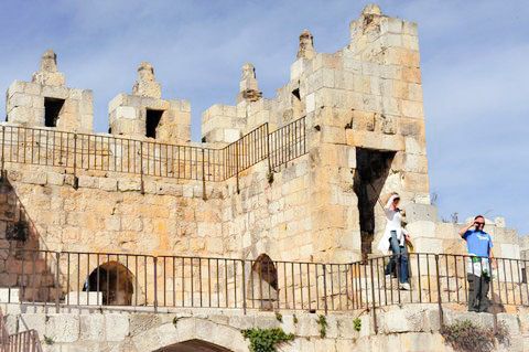 Tourists-Walls of Jerusalem-Ancient walls