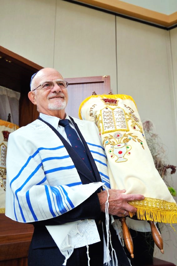 rabbi-Torah scroll-Ark